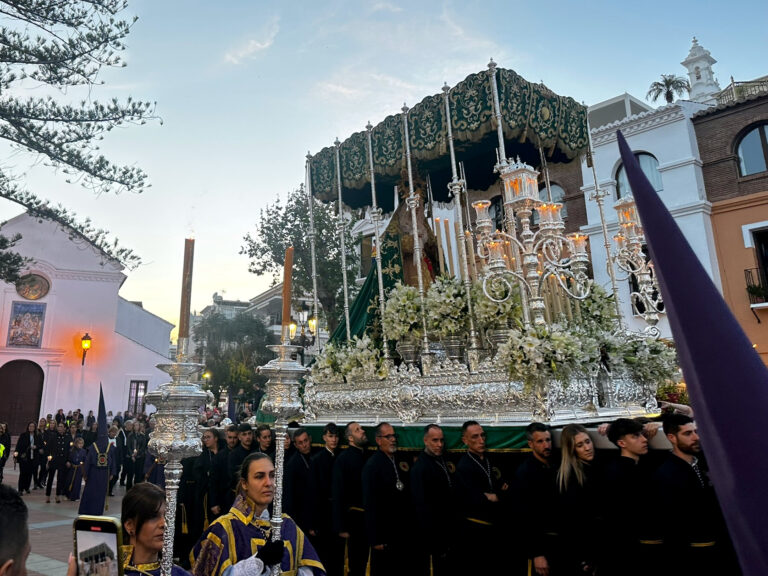 trono-virgen-esperanza-nerja-paradise-rentals